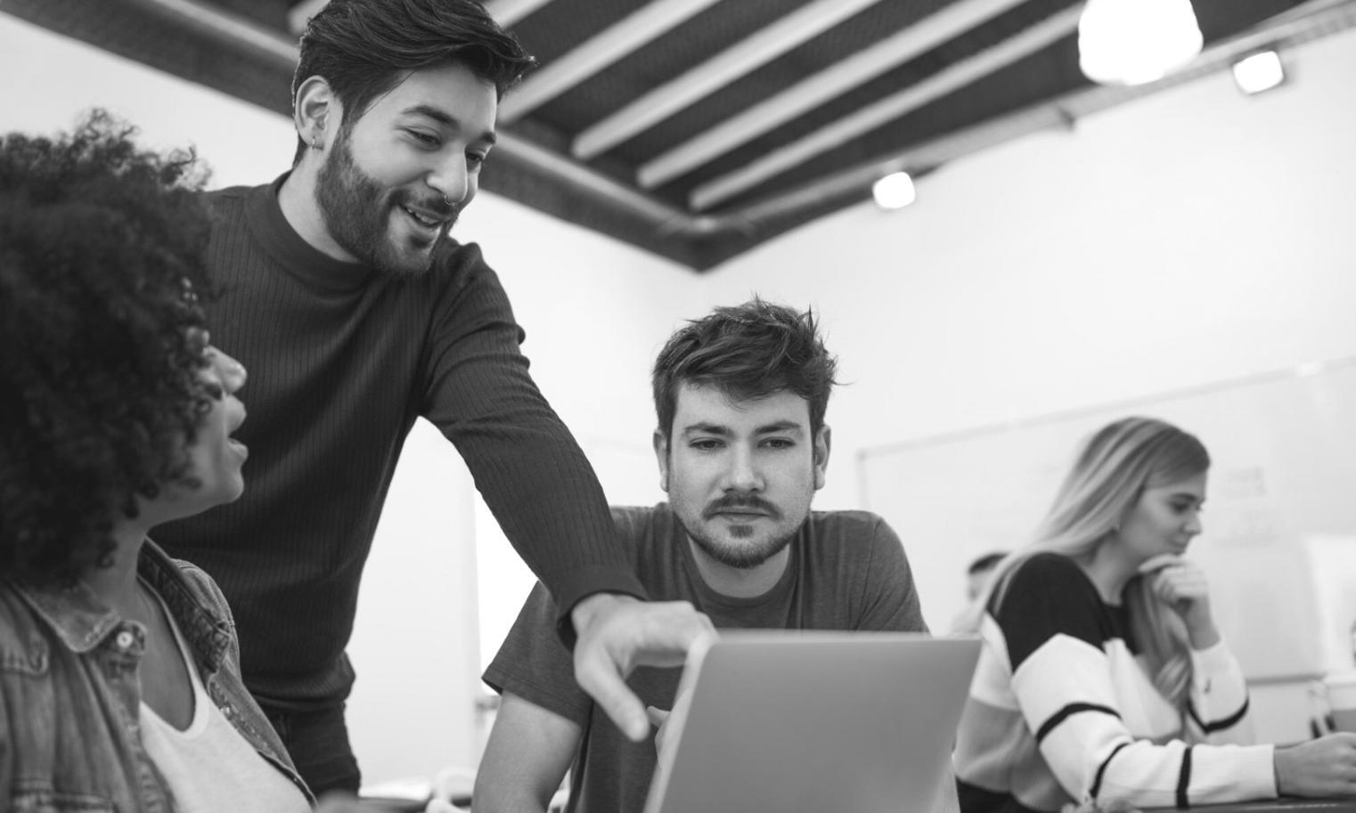 Equipo de profesionales trabajando en estrategias fiscales